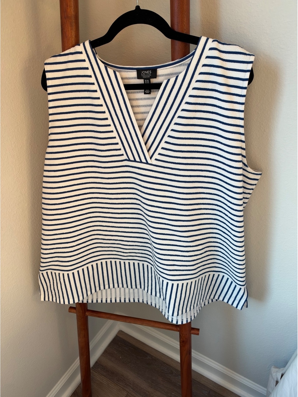 Jones New York Women's XXL Sleeveless Navy and White Striped V-Neck Knit Top